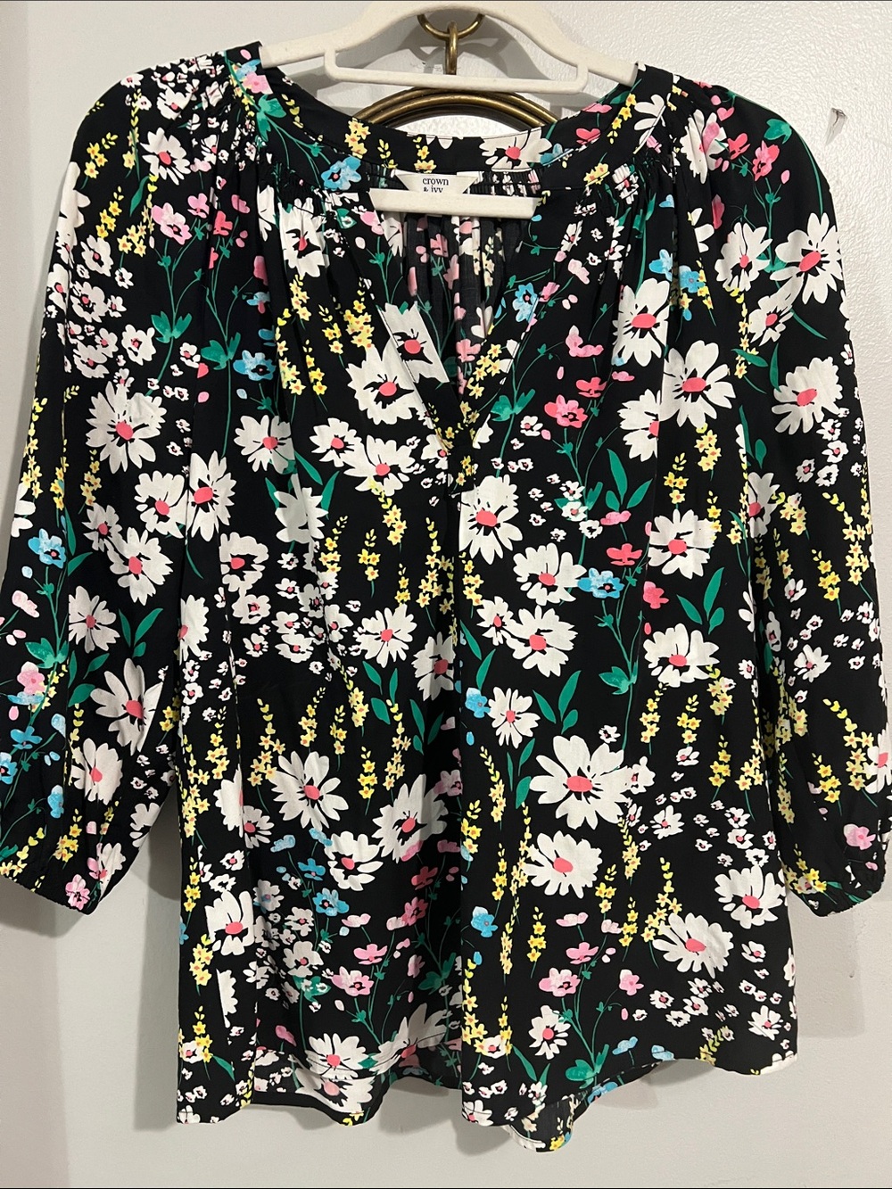 crown & ivy Black Floral V-Neck Top with White, Pink & Blue Flowers Small New
